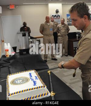 DAHLGREN, Va (Okt. 2010) 12, 2018) - Lt Adam Mattison schneidet den Kuchen in der Feier des im Geburtstag des Marine Naval Surface Warfare Center Dahlgren Division (NSWCDD). Die Veranstaltung Mattison wie der Befehl jüngste Sailor schneiden Geburtstagstorte der Marine mit dem Befehl des Ältesten Sailor, Cmdr. Steven Perchalski. Die Marine birthday cake Cutting ist wichtig für alle Segler, da es eine jährliche Erneuerung der Verpflichtung, die jeder Seemann, der Marine und das Engagement der Marine zu Quest unseres Landes für den Frieden und Freiheit auf der Welt. Perchalski und Mattison schneiden Sie den Kuchen mit einem Schwert, eine Tradition Stockfoto