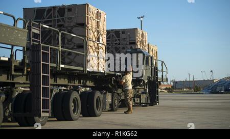 Eine 821St Contingency Response Group Logistik Spezialist von Travis Air Force Base, Calif., leert Ladung von einem Nord-carolina Air National Guard C-17 Globemaster III Tyndall AFB, Fla., Okt. 15, 2018. Nach dem Hurrikan Michaels Verwüstung und innerhalb von 12 Stunden nach Anmeldung, diese Mobilität Flieger flog nach Tyndall, wo Sie re-initiierte Air Traffic für große Cargo Aircraft, die Lieferung von Ausrüstung für die Wiederherstellung Bemühungen an der Basisstation. Stockfoto