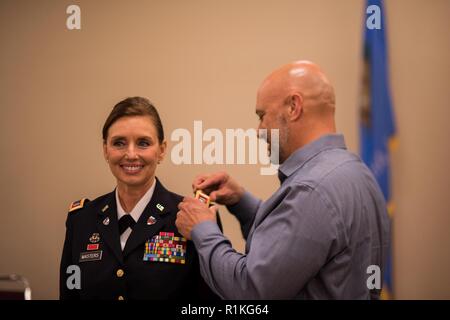 Chief Warrant Officer 4 Rosmarin Meister war während einer Zeremonie ab 14. Oktober an der Oklahoma City Regional Training Institut in den Rang eines Chief Warrant Officer 5 gefördert. Master Geschichte gemacht, als sie die erste Frau in der Oklahoma Army National Guard wurde in den Rang eines Chief Warrant Officer 5 gefördert werden. Stockfoto