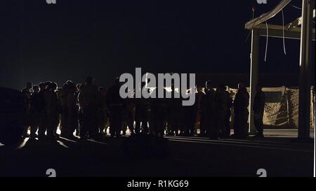 Us Air Force Piloten von der 821St Contingency Response Group Rally vor einem Schichtwechsel in der Tyndall Air Force Base, Fla., Okt. 15, 2018. Nach dem Hurrikan Michael's verheerenden Streik, Air Mobility Command Flieger reagierte sofort auf Wiederherstellung der Laufbahn zu unterstützen, akzeptieren zusätzliche Ausrüstung und Personal- und Wiederherstellungsvorgänge fort. Stockfoto