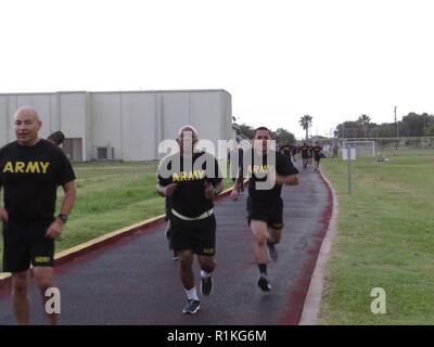 U.S. Army Reserve Soldaten, die in den 211 regionalen Support Group Überqueren der Ziellinie während einer 2-Meile laufen, das Teil der Armee körperliche Fitness Test, das am 13. Oktober 2018, an der Naval Air Station in Corpus Christi, Texas. Die Armee körperliche Fitness Test Tests körperliche Ausdauer eines Soldaten mit drei Veranstaltungen. Bereitschaft ist von entscheidender Bedeutung um sicherzustellen Armee-reserve Einheiten bereit sind zu implementieren, die fähig ist, zu bekämpfen, und tödlichen Feuerkraft zur Unterstützung der Armee und unsere gemeinsamen Partner überall in der Welt. Stockfoto