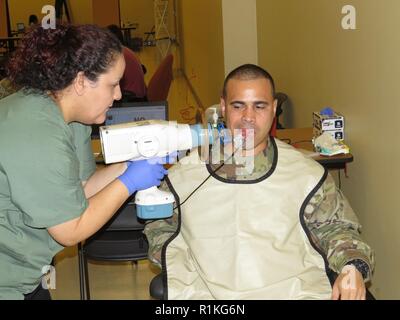 Us-Armee finden Sie Kapitän Reinaldo Aponte, Commander für den 211 regionalen Support Group Konzernzentrale, in Corpus Christi, Texas, erhält zahnmedizinische Röntgenstrahlen während einer Messe medizinische Bereitschaft Veranstaltung Oktober 14, 2018, in Kingsville, Texas. Soldaten der 211 RSG und 812Th Quartermaster Unternehmen erhielt Vision Tests, zahnmedizinische Check-ups, Anhörung prüft und Impfungen während der ganztägigen Veranstaltung. Bereitschaft ist von entscheidender Bedeutung um sicherzustellen Armee-reserve Einheiten bereit sind zu implementieren, die fähig ist, zu bekämpfen, und tödlichen Feuerkraft zur Unterstützung der Armee und unsere gemeinsamen Partner überall in der Welt. Stockfoto