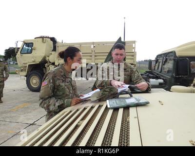 Us-Armee finden Sgt. Richard Washburn zeigt Cadet Sheri Dyana Ortiz, wie eine Wartung Inspektion auf einem M1097High Mobility Multipurpose Fahrzeug am 13. Oktober 2018 durchzuführen, in Corpus Christi, Texas. Washburn und Ortiz, zusammen mit anderen Soldaten zu 211 regionalen Support-Gruppe zugewiesen, die Fahrzeuge der Einheit für die zukünftige Ausbildung Missionen. Bereitschaft ist von entscheidender Bedeutung um sicherzustellen Armee-reserve Einheiten bereit sind zu implementieren, die fähig ist, zu bekämpfen, und tödlichen Feuerkraft zur Unterstützung der Armee und unsere gemeinsamen Partner überall in der Welt. Stockfoto