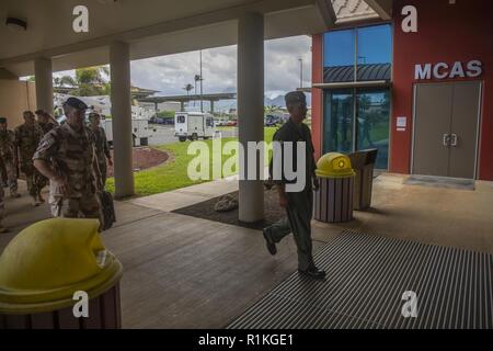 Us Marine Corps Oberstleutnant Mark Ferguson, Executive Officer, Marine Corps Air Station (WAB) Kaneohe Bay, Escorts U.S.- und ausländische Service Mitglieder mit US-Armee Ausbildung Lehre Befehl (Tradoc) Liebschaften in die mcas Terminal während einer Tour von MCBH, Okt. 16, 2018. TRADOC liaisons besucht die Basis über die Vorteile der einzigartigen Ausbildung Bereiche um Hawaii zu erfahren. Stockfoto