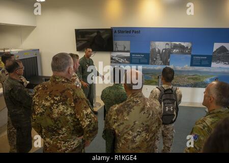 Us Marine Corps Oberstleutnant Mark Ferguson, Executive Officer, Marine Corps Air Station (WAB) Kaneohe Bay, Escorts U.S.- und ausländische Service Mitglieder mit US-Armee Ausbildung Lehre Befehl (Tradoc) Liaisons rund um die mcas Terminal während einer Tour von MCBH, Okt. 16, 2018. TRADOC liaisons besucht die Basis über die Vorteile der einzigartigen Ausbildung Bereiche um Hawaii zu erfahren. Stockfoto