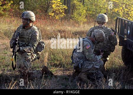 US-Soldaten von Headquarters and Headquarters Company, 66th Military Intelligence Brigade, die Teilnahme an einem Feld Firma Training am Sandunes Training Website in Wiesbaden, Deutschland, am 11. Oktober 2018. Das Training bestand aus montiert und demontiert, einschließlich Kontakt- und Unfallversicherung reagieren zu retten. Stockfoto