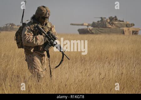 U.S. Army Staff Sgt. Velasquez an 2nd Battalion, 5th Cavalry Regiment, 1st Armored Brigade Combat Team, 1.Kavallerie Division bewegt sich über den simulierten Gefecht Feld während der Gerechtigkeit Schwert, ein multi-national Training Event konzipiert, die Interoperabilität zwischen US- und NATO-Truppen an einem Training in Smardan, Rumänien, 15. Oktober 2018 zu verbessern. Die 2-5 CAV ist nach Europa zur Unterstützung der Atlantischen lösen, eine dauerhafte Ausübung zwischen US- und NATO-Truppen eingesetzt. Stockfoto