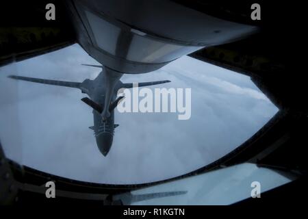 Ein US Air Force B-1B Lancer zu 34th Expeditionary Bomb Squadron zugewiesen erhält In-flight Kraftstoff aus einer KC-135 Stratotanker während einer Mission zur Unterstützung der Operation inhärenten Lösen über den Irak, 16.Oktober 2018. Us Air Forces Central Command Flieger, gemeinsames Personal und Koalitionspartner stellen airpower Auswirkungen auf US Central Command der 20-Nation Verantwortungsbereich erreichen von Ägypten bis Afghanistan. In Verbindung mit dem Partner Kräfte, Combined Joint Task Force-Operation inhärenten Lösen Niederlagen ISIS in ausgewiesenen Gebieten des Irak und Syrien. Stockfoto