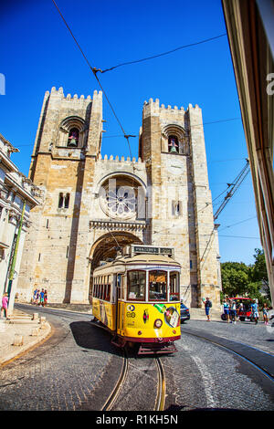 Straßenbahn Linie 28 Die Kathedrale von Lissabon, Portugal zu sehen Stockfoto