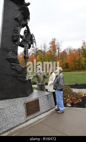 Generalmajor Walter E. Piatt, 10 Mountain Division (LI) und Fort Drum kommandierender General, teilt einige Geschichte an der Memorial Park mit Mary Ryan und ihr Vater Robert Huni während Ihres Besuchs Okt.17 am Fort Drum, New York. ( Stockfoto