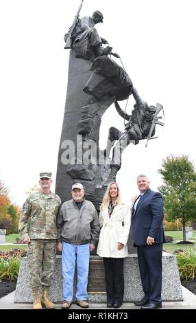 Generalmajor Walter E. Piatt, 10 Mountain Division (LI) und Fort Drum kommandierender General, Robert Huni, Mary Ryan und Eric Wagenaar, stellvertretender garrison Commander, für ein Foto vor der militärischen Bergsteiger Denkmal im Memorial Park am Okt. 17 in Fort Drum, New York. Ryan und ihr Vater wurden in Fort Drum eingeladen, nachdem sie über ihre Erfahrungen mit dem Denkmal an Denkmal laufen im September schrieb. ( Stockfoto