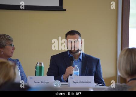 Am 17. Oktober 2018, Bryan Hinterberger, Buffalo Bezirk unteren Great Lakes Partnerschaft Koordinator, vertreten das Korps der Ingenieure unter der Leitung von Büffel Übergang 2018 & Umwelt Tag während einer Podiumsdiskussion auf der Tifft Natur bewahren. Stockfoto