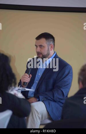 Am 17. Oktober 2018, Bryan Hinterberger, Buffalo Bezirk unteren Great Lakes Partnerschaft Koordinator, vertreten das Korps der Ingenieure unter der Leitung von Büffel Übergang 2018 & Umwelt Tag während einer Podiumsdiskussion auf der Tifft Natur bewahren. Stockfoto