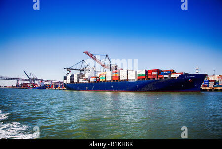 Schiff Container E.R. LONDON angedockt am Hafen von Lissabon am Ufer des Tejo, Lissabon, Portugal Stockfoto