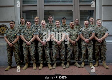 Marines mit 3 Bataillon, 23 Marine Regiment, für ein Foto im AC Hotel in New Orleans, 17.Oktober, 2018 darstellen, nach für ihre Arbeit während des Super Squad Wettbewerb 2018 verliehen wird. Die Super Squad Wettbewerb soll eine 14-Mann Infanterie Squad in ein weites Feld und Live-fire Evolution von konkurrierenden zu Ereignissen, die offensive/defensive Operationen hervorgehoben, patrouillieren Techniken, die Bekämpfung der Treffsicherheit, körperliche Ausdauer und kleine Einheit Führung Stockfoto