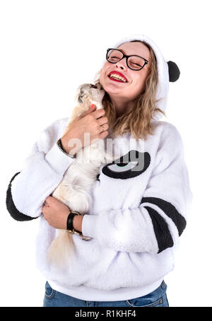 Frau und Chihuahua vor weißem Hintergrund Stockfoto