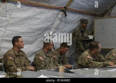 Regimental personal Offiziere und Mitglieder des 2D-Cavalry Regiment Führung komplette Mission Analyse für übung Dragoon bereit, die bei der gemeinsamen multinationalen Readiness Center in Hohenfels, Deutschland, Okt. 18, 2018. Oberst Thomas M. Hough, Commander, 2 CR, vorausgesetzt, die Beratung in der Entwicklung seiner Mitarbeiter besser für den nächsten Schritt der militärischen Entscheidungsfindung vorzubereiten. Dragoon bereit ist, bei der 7th Army Training Command/JMRC LED-Übung, die Bereitschaft zu verbessern und 2CR in Unified Land Betrieb qualifizieren. Stockfoto