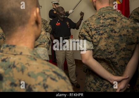 Arthur Allen III, Museum docent, Marine Corps Veteran, lehrt neues Marines von Golf Company, 2 Recruit Training Bataillon, über die Geschichte der Marine Corps während ihres Besuchs in der Marine Corps Recruit Depot San Diego Befehl Museum, Okt. 17. Die Dozenten im Museum sind Freiwillige, die Besucher des Museums Marine Corps Geschichte lehren. Jährlich mehr als 17.000 Männer aus den westlichen Recruiting Region rekrutiert werden an MCRD San Diego ausgebildet. Golf Company ist Absolvent 26. Oktober geplant. Stockfoto