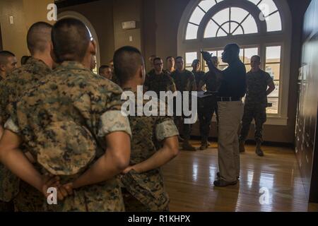 Neue Marines von Golf Company, 2 Recruit Training Bataillon, hören Sie ein Dozent während ihres Besuchs in der Marine Corps Recruit Depot San Diego Befehl Museum, Okt. 17. Die Dozenten im Museum sind Freiwillige, die Besucher des Museums Marine Corps Geschichte lehren. Jährlich mehr als 17.000 Männer aus den westlichen Recruiting Region rekrutiert werden an MCRD San Diego ausgebildet. Hotel Company ist Absolvent 26. Oktober geplant. Stockfoto