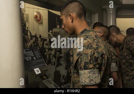 Neue Marines von Golf Company, 2 Recruit Training Bataillon, Blick auf eine Ausstellung während ihres Besuchs in der Marine Corps Recruit Depot San Diego Befehl Museum, Okt. 17. Das Museum hat viele Exponate, die verschiedene Perioden der Marine Corps Geschichte dar. Jährlich mehr als 17.000 Männer aus den westlichen Recruiting Region rekrutiert werden an MCRD San Diego ausgebildet. Golf Company ist Absolvent 26. Oktober geplant. Stockfoto