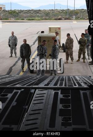 Flieger aus der 49 Logistik Bereitschaft Squadron und die seiner 635 Materiel Wartung Gruppe laden Ausrüstung, Oktober 15, 2018, auf einem C-17 Globemaster III, unterstützt die Memphis Air National Guard, auf der Flightline Holloman Air Force Base, NM. Die 49 LRS unterstützt Flieger aus dem seiner 635 MMG in einem neuen Betrieb wesentlichen Leistungen zu Tyndall Air Force Base, Fla zu senden Stockfoto