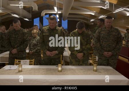 United States Marines & Segler mit II Marine Expeditionary Force und norwegische Soldaten, Bug's thier Leiter im Gebet während der Geburtstag der U.S. Navy auf vaernes Air Station, Norwegen, das am 13. Oktober 2018. Us-Segler Gastgeber der Feier Ihres im Geburtstag während der Übung Trident Zeitpunkt 2018. Stockfoto