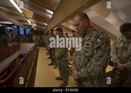 United States Marines & Segler mit II Marine Expeditionary Force und norwegische Soldaten, Bug's thier Leiter im Gebet während der Geburtstag der U.S. Navy auf vaernes Air Station, Norwegen, das am 13. Oktober 2018. Us-Segler Gastgeber der Feier Ihres im Geburtstag während der Übung Trident Zeitpunkt 2018. Stockfoto