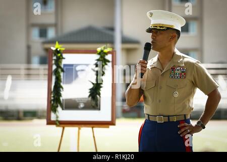 Us Marine Corps Raul Lianez, Marine Corps Base Hawaii (MCBH) kommandierenden Offizier, liefert Erläuterungen während der Umwidmung Zeremonie der Sergeant Major Robert F. Porter Feld, MCBH, Okt. 17, 2018. Sgt. Maj. Robert Porter diente 30 Jahre lang in der Marines Corps, der Service im Zweiten Weltkrieg, Korea und zwei Touren in Vietnam enthalten. Er war auch der erste Sergeant Major der Marine Corps Air Station Kaneohe, Hawaii. Porter im Alter von 88 Jahren verstorben Am 28. Juli 2013. Stockfoto