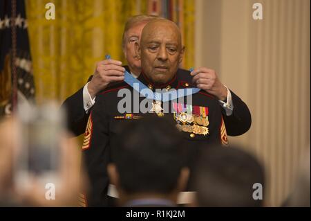 Präsident der Vereinigten Staaten von Amerika Donald J. Trumpf Orte der Ehrenmedaille um US Marine Corps Sgt zurückgezogen. Maj. John L. Canley am Hals, die 298Th Marine Ehrenmedaille Empfänger, im Weißen Haus in Washington, D.C., 17. Okt. 2018. Ab Jan. 31, Feb 6, 1968 in der Republik Vietnam, Canley, die Firma gunnery Sergeant zu Alpha Company, 1.BATAILLON, 1 Marines, belegt das Kommando übernahm der Gesellschaft, führte mehrere Angriffe gegen feindliche befestigte Positionen, über Feuer gefegt Gelände gehetzt - trotz seiner eigenen Wunden und Marines in Hue City verletzt, darunter seine dominierende Offi Stockfoto