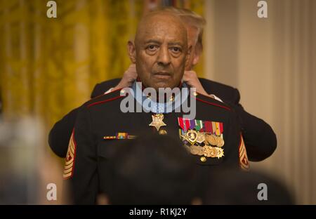 Präsident der Vereinigten Staaten von Amerika Donald J. Trumpf Orte der Ehrenmedaille um US Marine Corps Sgt zurückgezogen. Maj. John L. Canley am Hals, die 298Th Marine Ehrenmedaille Empfänger, im Weißen Haus in Washington, D.C., 17. Okt. 2018. Ab Jan. 31, Feb 6, 1968 in der Republik Vietnam, Canley, die Firma gunnery Sergeant zu Alpha Company, 1.BATAILLON, 1 Marines, belegt das Kommando übernahm der Gesellschaft, führte mehrere Angriffe gegen feindliche befestigte Positionen, über Feuer gefegt Gelände gehetzt - trotz seiner eigenen Wunden und Marines in Hue City verletzt, darunter seine dominierende Offi Stockfoto