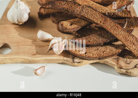 Litauische gebratenes Brot. Dunkle Roggenbrot in Öl frittierte und großzügig gewürzt mit zerdrückten Knoblauch und koscheres Salz Stockfoto