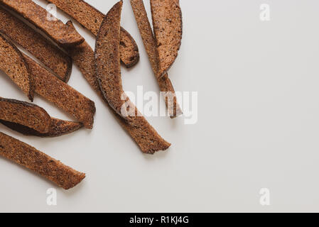 Litauische gebratenes Brot. Dunkle Roggenbrot in Öl frittierte und großzügig gewürzt mit zerdrückten Knoblauch und koscheres Salz Stockfoto