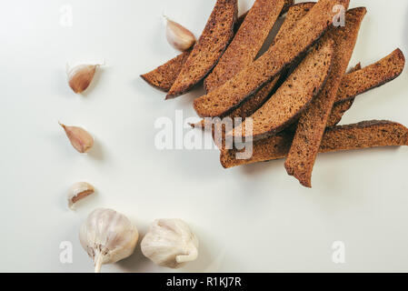 Litauische gebratenes Brot. Dunkle Roggenbrot in Öl frittierte und großzügig gewürzt mit zerdrückten Knoblauch und koscheres Salz Stockfoto