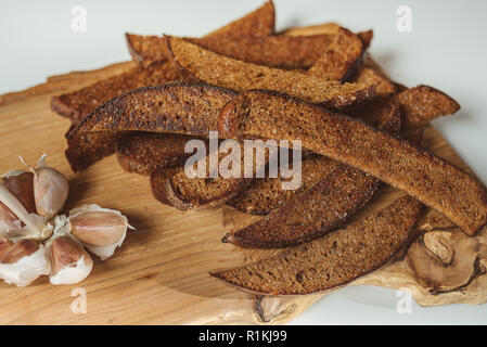 Litauische gebratenes Brot. Dunkle Roggenbrot in Öl frittierte und großzügig gewürzt mit zerdrückten Knoblauch und koscheres Salz Stockfoto