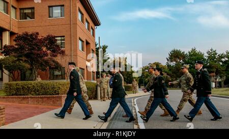 CAMP RED CLOUD, Republik Korea - Soldaten und koreanischen Augmentation der US-Armee Soldaten in den 2 Infanterie Division/ROK-U.S. Kombinierte Division, März zurück zu Freeman Hall, während die USA und Südkorea Flaggen während der 2.-ID/RUCD's Freeman Hall Schließung Zeremonie Okt. 16. Die 2 Infantry Division/ROK-U.S. Kombinierte's Division Freeman Hall Schließung Zeremonie markierte den Beginn der letzten Schritte beim Übergang der Krieger Division auf Lager Humphreys. Stockfoto