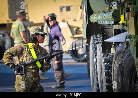 Us-Armee Pfc. Lara Bulatao, gebürtig aus San Diego, Kalifornien, zu den Indischen unterstützt Unternehmen zugewiesen sind, 2.BATAILLON 5 Kavallerie Regiments, 1st Armored Brigade Combat Team, 1.Kavallerie Division Power-wäscht ein M978 HEMTT fueler während einer wash Rack, Mihail Kogalniceanu Airbase in Rumänien, 16. Oktober 2018. Diese Soldaten werden nach Europa zur Unterstützung der Atlantischen lösen, ein bleibendes Training übung zwischen der NATO und US-Streitkräften eingesetzt. Stockfoto