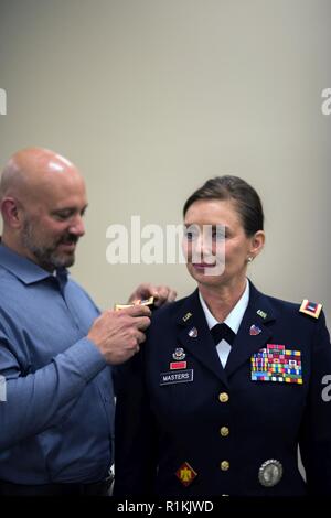 Chief Warrant Officer 4 Rosmarin Meister war während einer Zeremonie ab 14. Oktober an der Oklahoma City Regional Training Institut in den Rang eines Chief Warrant Officer 5 gefördert. Master Geschichte gemacht, als sie die erste Frau in der Oklahoma Army National Guard wurde in den Rang eines Chief Warrant Officer 5 gefördert werden. Stockfoto