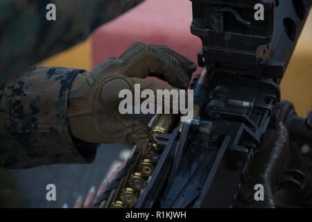 Cpl. Pedro Segura, eine militärische Polizist mit Waffen Firma, Bataillon Landung Team, 2nd Battalion, 5th Marines, lädt eine M2. 50-Kaliber Browning machine gun während Treffsicherheit Ausbildung an Bord der Amphibisches Schiff USS Wasp (LL 1), unterwegs in der East China Sea, 17. Okt. 2018. Segura, ein Eingeborener von Los Angeles, graduiert von Cleveland High School im Juni 2013; er Oktober 2014 eingetragen. Waffen Firma Marines durchgeführt diese Ausbildung mit automatischer Waffensysteme während des Falles Patrouille zu unterstützen. Die 31 Marine Expeditionary Unit, die Marine Corps' nur Kontinuierlich vorw Stockfoto