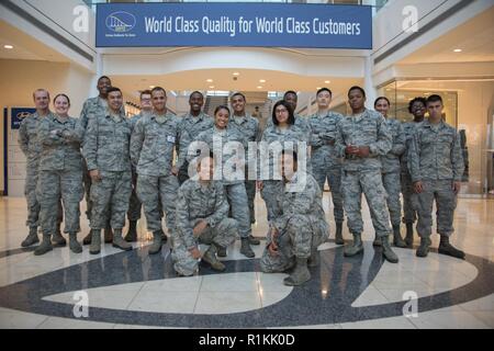 Teilnehmer der 2018 Junior Soldaten Flieger Leadership Symposium posieren für ein Foto in der Hyundai Werk Oktober 10, 2018, Montgomery Ala wurden die Teilnehmer eine Tour des Service als Teil des Symposiums. Stockfoto