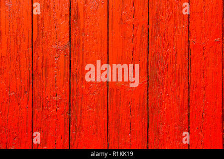 Rot orange lackierten Holz- wand Plank senkrecht zu den Rahmen so einfach intensiv leuchtend rote Ölfarbe Holz alte grungy und verwittertes Holz gesättigt Stockfoto