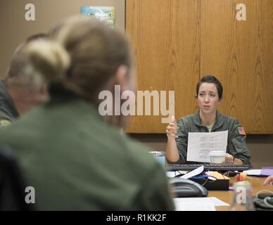 Us Air Force Maj. Meghan Fugenmasse, 109 Aeromedical Evacuation Squadron, führt die Mission kurze in St. Paul, Minn., Okt. 9, 2018. Mörtel ist ein Flug Krankenschwester, die für die Planung der Mission und die wesentliche medizinische Betreuung der Patienten, während auf einem Flugzeug transportiert werden, verantwortlich ist. Stockfoto