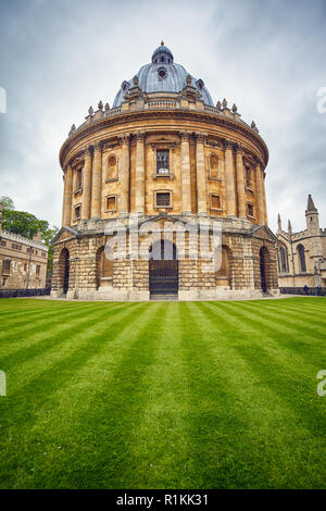 Der Blick auf Radcliffe Camera im Zentrum von Radcliffe Square. Es war für die Wissenschaft Bibliothek und dienen heute als Leseraum für die Bodleian Stockfoto