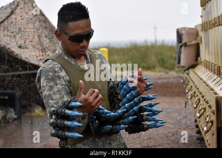 Spc. Benedicto Cariaga, auf das erste Geschwader zugewiesen sind, 1.Kavallerie Regiments, 2. gepanzerte Brigade Combat Team, 1. Panzerdivision, trägt M910 Ziel der Praxis der Rückwürfe Sabot Tracer Umläufe für die M242 Bushmaster 25mm Chain Gun auf einem Bradley Fighting Fahrzeug im Doña Ana, N.M., Okt. 12, 2018. Stockfoto