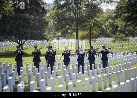 Die 3d-US-Infanterie Regiment (Alte Garde) feuern Partei Brände 3 Salven als Teil der militärischen Ehren mit einer Beerdigung Beerdigung escort für die US-Armee Oberstleutnant Robert Nopp, die während des Vietnam Krieges in Abschnitt 55 von Arlington National Cemetery, Arlington, Virginia, Okt. 18, 2018 starb. Von der Verteidigung POW/MIA Accounting Agentur (DPAA) News Release: Juli 13, 1966, Nopp wurde der uad-2 Luftfahrt Unternehmen zugewiesen wird, wie ein Pilot an Bord einer OV-1 C Flugzeuge, auf einer Nacht überwachung Mission von Phu Bai Flugplatz über Attapu Provinz, von Laos, Demokratische Republik (LPDR). Die Sicht war schlecht, wegen der er Stockfoto