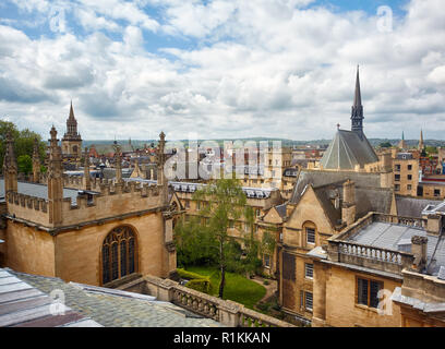 Exeter College Kapelle und die Flügel der Bodleian Bibliothek, wie von der Kuppel der Sheldonian Theatre gesehen. Der Oxford University. Oxford. England Stockfoto