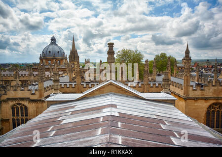 Der Blick von der Kuppel des Sheldonian Theatre in der Bodleian Library und die Kuppel des Radcliffe Camera. Der Oxford University. Oxford. England Stockfoto