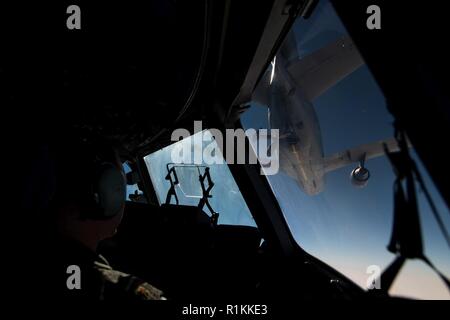 Us Air Force Maj. Sean Sizemore, 21 Airlift Squadron C-17 Globemaster III Pilot, fliegt eine C-17 während der Luftbetankung Training Mission mit einer KC-10 Extender über Kalifornien, Okt. 17, 2018. Travis Flieger Schulungen Veranstaltungen auf dem Laufenden zu bleiben und für die Mobilität der Zukunft arbeiten vorbereitet werden. Stockfoto