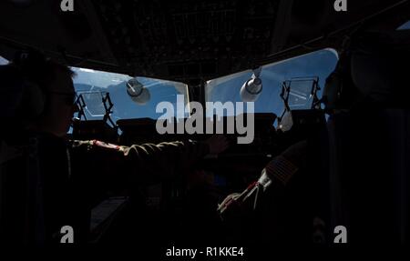 Us Air Force Maj. Sean Sizemore, rechts, 21 Airlift Squadron C-17 Globemaster III Pilot, und Kapitän Kevin Rowe, 821St Contingency Response Squadron Taktiken flight Commander, Fliegen eine C-17 während der Luftbetankung Training Mission mit einer KC-10 Extender über Kalifornien, Okt. 17, 2018. Travis Flieger Schulungen Veranstaltungen auf dem Laufenden zu bleiben und für die Mobilität der Zukunft arbeiten vorbereitet werden. Stockfoto