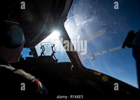 Us Air Force Maj. Sean Sizemore, 21 Airlift Squadron C-17 Globemaster III Pilot, fliegt eine C-17 während der Luftbetankung Training Mission mit einer KC-10 Extender über Kalifornien, Okt. 17, 2018. Travis Flieger Schulungen Veranstaltungen auf dem Laufenden zu bleiben und für die Mobilität der Zukunft arbeiten vorbereitet werden. Stockfoto