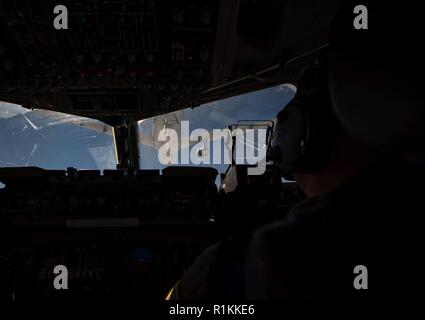 Us Air Force Maj. Sean Sizemore, 21 Airlift Squadron C-17 Globemaster III Pilot, fliegt eine C-17 während der Luftbetankung Training Mission mit einer KC-10 Extender über Kalifornien, Okt. 17, 2018. Travis Flieger Schulungen Veranstaltungen auf dem Laufenden zu bleiben und für die Mobilität der Zukunft arbeiten vorbereitet werden. Stockfoto